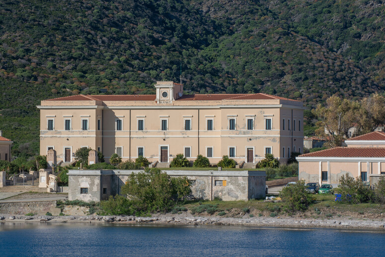 - RIPRODUZIONE RISERVATA